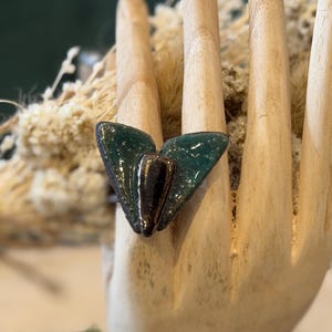 Può includere: Una tazza di ceramica bianca con manico nero e la scritta "But First, Coffee" in grassetto nero. La tazza è posta su uno sfondo sfocato, suggerendo un'atmosfera accogliente.