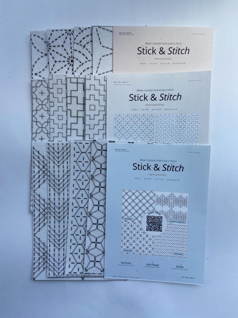 Może przedstawiać: Kolekcja rozpuszczalnych w wodzie arkuszy do haftowania z napisem Stick & Stitch. Arkusze zawierają r&oacute;żne czarne geometryczne wzory nadrukowane na białej tkaninie. Każdy arkusz zawiera instrukcje odklejania, przyklejania, haftowania i rozpuszczania. Niekt&oacute;re arkusze zawierają kod QR.