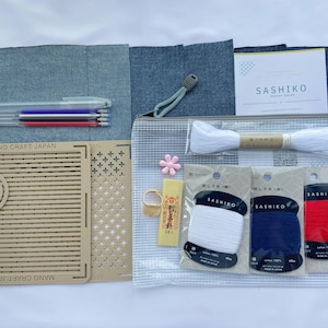 以下が含まれることがあります： 刺し子刺繍スターターキット。透明なファスナー付きポーチ、白・青・赤の綿糸スプール3個、白いかせ糸、木製ステンシル、布地サンプル、針ケース、小さな花のチャーム、4本のペンが含まれています。