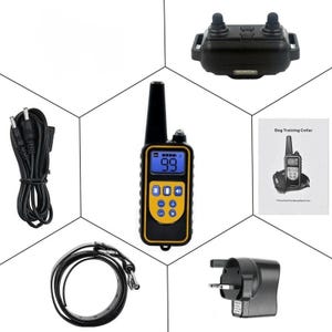 Pode incluir: Um sistema de coleira de treino para cães preto e amarelo com um controlo remoto, receptor, correia da coleira, carregador e manual de instruções. O controlo remoto exibe um número digital e tem vários botões de controlo. A correia da coleira é preta.