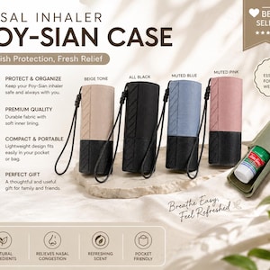 Puede incluir: Una colección de estuches para inhaladores nasales Poy-Sian en beige, negro, azul apagado y rosa apagado. Los estuches son cilíndricos con una base negra y una correa de muñeca. El texto en la imagen dice "NASAL INHALER POY-SIAN CASE" y "Stylish Protection, Fresh Relief."