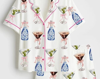 Chinoiserie Martini Pyjamas Set, Pink Coquette Bow Nachtwäsche, Süßes Espresso Martini Liebhaber Geschenk, Blaues und weißes Porzellan Pjs, Glam Lounge Set