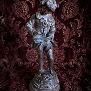 Antike französische Skulptur Écolier par Moreau um 1900 – Zinkguss Figur Schuljunge, Jugendstil Spelter Statue Frankreich, 34cm