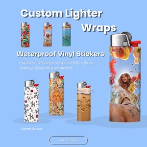 Puede incluir: Fundas personalizadas para encendedores con pegatinas de vinilo impermeables para encendedores BIC. La imagen muestra varios diseños, incluyendo una persona en un campo de flores, un motivo solar, figuras de globos y escenas de playa con el texto Custom Lighter Wraps.