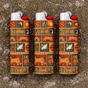 Op de afbeelding: Set van drie keramische mokken met een gespikkelde, matte afwerking. De mokken zijn in crème, lichtbruin en donkerbruin. Elke mok heeft een eenvoudig, minimalistisch ontwerp.