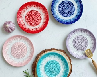 Grattugia in ceramica fatta a mano / Utensile da cucina con decorazioni in rilievo di zenzero e aglio