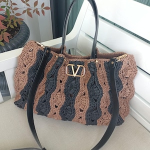 Patrón para bolso grande de ganchillo con estampado floral / Bolso de rafia con flores de punto abultado (descarga en PDF)
