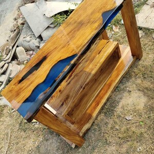 Può includere: Un set di tre tazze in ceramica con finitura opaca e macchiettata. Le tazze sono nei toni del crema, grigio chiaro e grigio scuro. Ogni tazza ha un design semplice e minimalista e un manico arrotondato.