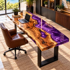 Peut inclure: Un bureau rectangulaire composé d'une dalle de bois brut à bord naturel associée à une incrustation de résine violette vive. Le bureau est soutenu par des pieds en métal noir en forme de U et accompagné d'une chaise de bureau en cuir marron.