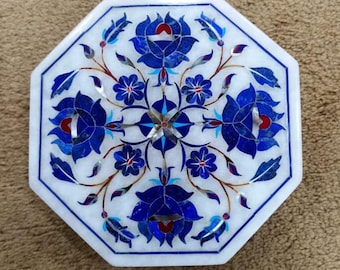 Blaue Marmor Inlay Dekorative Fliese, Handgefertigte Blumenkunst aus Weißem Stein, Luxuriöser Tabletop Akzent, Indisches Handwerker Ausstellungsstück