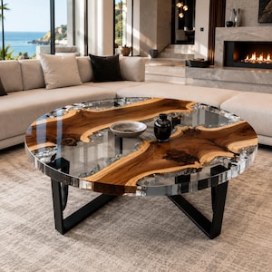 Peut inclure: Une table basse ronde composée d'une tranche de bois naturel aux bords irréguliers incrustée dans de la résine transparente. La table présente une surface lisse et brillante, reposant sur une base en métal noir aux pieds angulaires.