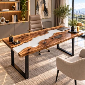 Peut inclure: Un bureau rectangulaire composé d'une dalle de bois naturel avec une incrustation centrale en résine blanche en forme de rivière. Le bureau est soutenu par deux pieds en métal noir en forme de U, accompagné d'un fauteuil en cuir beige et d'une chaise.
