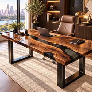 Peut inclure: Un bureau rectangulaire doté d'un plateau en bois naturel avec une incrustation centrale en résine noire, soutenu par deux pieds en métal noir en forme de U. Un ordinateur portable argenté, un carnet noir et un stylo sont posés sur le bois poli.