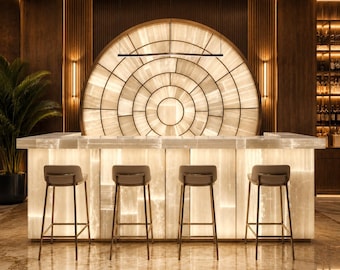 Von hinten beleuchtete Selenit-Bar-Theke, Luxus-Bar-Top aus leuchtendem Stein, handgefertigte lichtdurchlässige Hausbar für das Hotel-Villa-Dekor