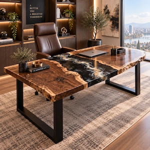 Peut inclure: Un bureau rectangulaire composé d'un plateau en bois à bord naturel avec une incrustation centrale en résine noire et blanche. Le bureau est soutenu par deux pieds en métal noir en forme de U. Une chaise de bureau en cuir marron est placée derrière.