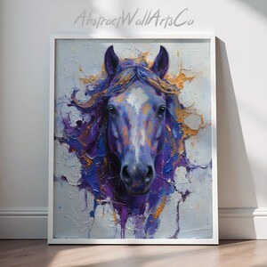Puede incluir: Pintura abstracta enmarcada de la cabeza de un caballo. El caballo está representado con una paleta de colores azules y morados, acentuada con dorado. La obra de arte está sobre un fondo blanco texturizado. El texto "AbstractWallArtsCo" está en la parte superior.