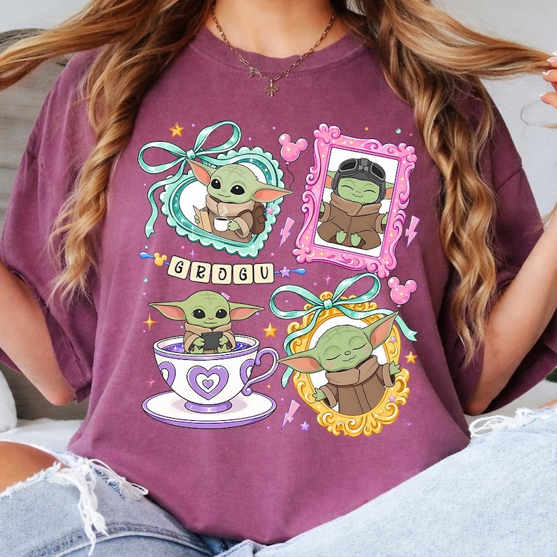 K&ouml;nnte beinhalten: Burgunderfarbenes T-Shirt mit vier gerahmten Illustrationen von Grogu, auch bekannt als Baby Yoda. Die Illustrationen zeigen Grogu in einer Teetasse, einem Rahmen und einem Pilotenhelm. Das Wort "GROGU" ist in bunten Buchstaben geschrieben.