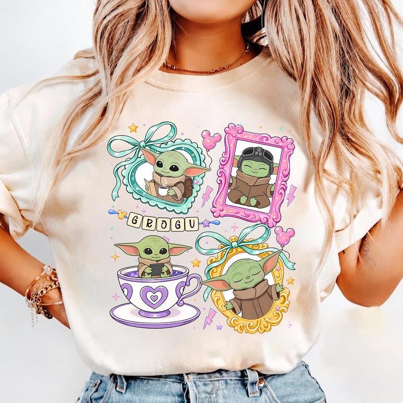 K&ouml;nnte beinhalten: Cremefarbenes T-Shirt mit Grogu, auch bekannt als Baby Yoda, in vier verschiedenen gerahmten Illustrationen. Jeder Rahmen hat ein einzigartiges Design, einschlie&szlig;lich Schleifen, Herzen und einer Teetasse. Das Wort "GROGU" ist in einer verspielten Schrift geschrieben.