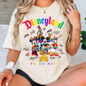 Camiseta de la Noche del Orgullo de Disneyland, camiseta de Mickey y sus amigos con arcoíris, camiseta de apoyo a los derechos humanos de Disneyland para gays y lesbianas. imagen 1