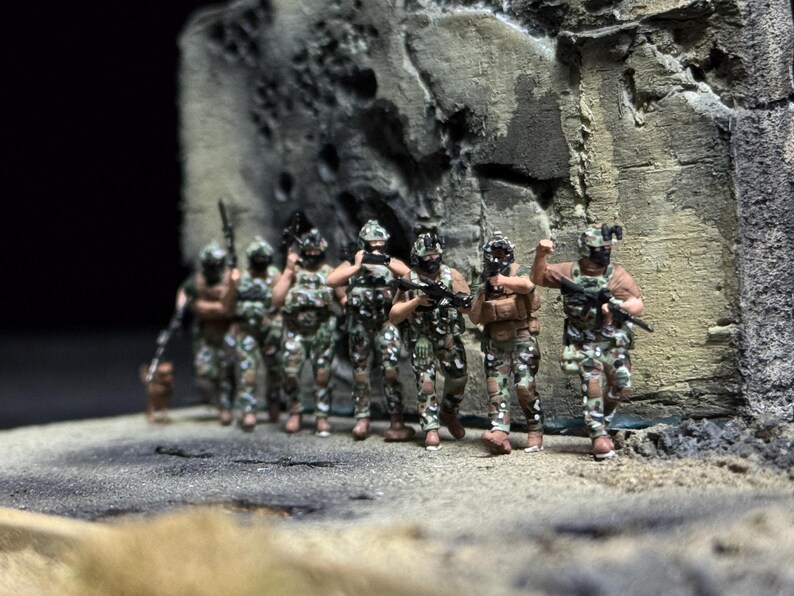 1/72 Scale Modern Special Forces Squad of 7 Figures and Military Dog ...