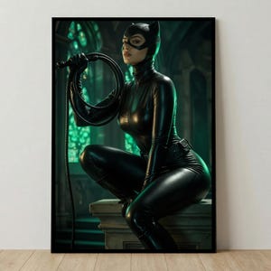 Könnte beinhalten: Gerahmter Druck, der eine Person in einem schwarzen Catsuit und einer Maske zeigt, die eine Peitsche hält. Das Bild hat eine dunkle, stimmungsvolle Ästhetik mit grünen und schwarzen Tönen. Die Person kniet auf einer Steinoberfläche.