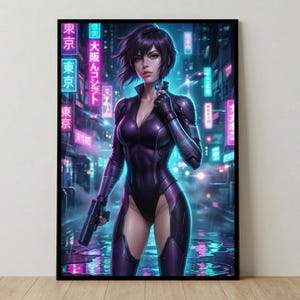 Può includere: Stampa artistica digitale incorniciata raffigurante una donna in tuta viola futuristica, con una pistola. Lo sfondo raffigura un paesaggio urbano illuminato al neon con testo giapponese. L'opera d'arte ha un'estetica cyberpunk, con blu e viola vibranti.