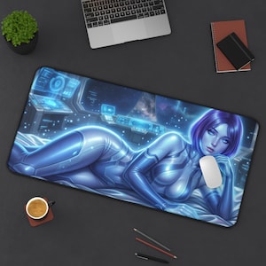 Può includere: Tappetino per mouse rettangolare con un'illustrazione bluastra di una donna in tuta futuristica, con un mouse per computer sopra. Lo sfondo raffigura un interno di astronave.