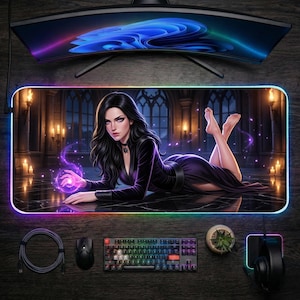 Può includere: Tappetino per mouse da gioco con una stampa fantasy di una donna in un abito viola scuro, che tiene in mano un globo viola brillante. Il tappetino ha un bordo a LED colorato ed è circondato da tastiera, mouse e cuffie.