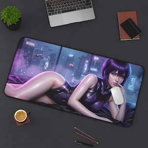Puede incluir: Alfombrilla de ratón rectangular con una ilustración de estilo anime futurista de una mujer con un body morado. El fondo representa una ciudad con vehículos voladores y luces de neón. Un ratón blanco descansa sobre la alfombrilla.