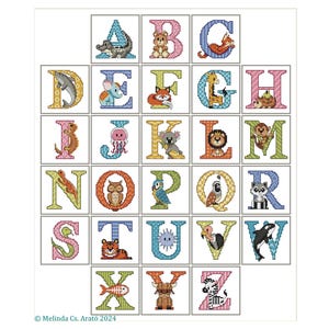 Puede incluir: Un muestrario de alfabeto de punto de cruz con cada letra decorada con un animal diferente. Las letras son de varios colores y los animales incluyen un hipopótamo, un oso, un zorro y una cebra.