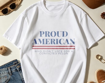 Camiseta con franjas de bandera de "Orgulloso estadounidense que no votó por un delincuente convicto", camiseta con eslogan político patriótico.