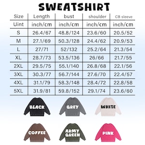 Op de afbeelding: Een maattabel voor een sweatshirt met kolommen voor maat, lengte, borstomvang, schouderbreedte en mouwlengte in inches en centimeters. Onder de tabel staan zes sweatshirts in zwart, grijs, wit, koffie, legergroen en roze, elk met de kleur benoemd.