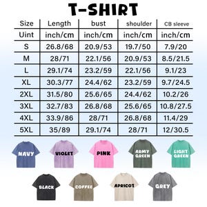 Op de afbeelding: Een T-shirt maattabel met afmetingen in inches en centimeters voor de maten S tot 5XL, inclusief lengte, borstomvang, schouderbreedte en mouwlengte. Onder de tabel staan negen T-shirts in marineblauw, violet, roze, legergroen, lichtgroen, zwart, koffie, abrikoos en grijs.