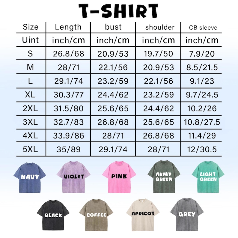 Op de afbeelding: Een T-shirt maattabel met afmetingen in inches en centimeters voor de maten S tot 5XL, inclusief lengte, borstomvang, schouderbreedte en mouwlengte. Onder de tabel staan negen T-shirts in marineblauw, violet, roze, legergroen, lichtgroen, zwart, koffie, abrikoos en grijs.