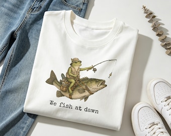 Camiseta vintage "We Fish At Dawn" con estampado de rana, divertida camiseta gráfica para pescadores al aire libre, linda camiseta con estampado de rana, camiseta para padres pescadores.