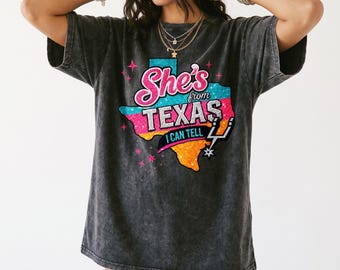 Camiseta "She's From I Can Tell", camiseta de los Spurs con estampado brillante de Texas, camiseta gráfica informal retro con mapa de Texas a color para mujeres del sur.