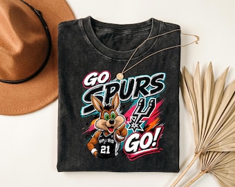 Camiseta con estampado de dibujos animados de la mascota Go Spurs Go Coyote, camiseta informal retro para el día del partido para aficionados al baloncesto de los San Antonio Spurs