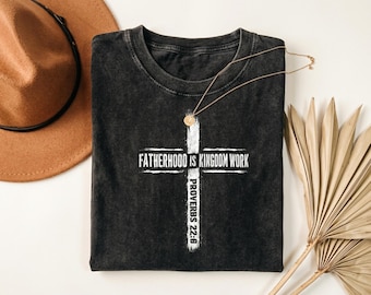 Camiseta con cruz de vestimenta Proverbios 22:6, La paternidad es obra del reino, Camiseta religiosa para el Día del Padre, Regalo para papá con temática cristiana