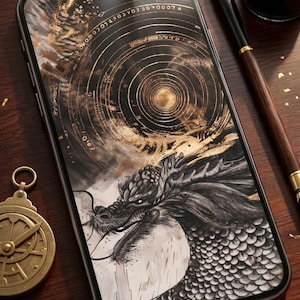 以下が含まれることがあります： スマートフォンには、画面に詳細なドラゴンのイラストが描かれており、コンパス、インク壺、カリグラフィーペンが添えられています。スマートフォンの画面には、「Free Resize on Request」というテキストが入った黒と金のデザインが表示されています。