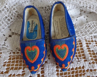 Bretagne slippers, French folk art embroidered shoes from Brittany, childs folk costume