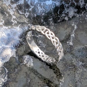 Pierścionek z węzłem celtyckim ze srebra próby 925. Wykonany w moim warsztacie w Szkocji Alba Cara Jewellery