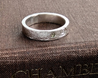 Anello in argento sterling riciclato con peridoto: design a spirale celtica