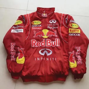 Puede incluir: Una taza de cerámica blanca con un asa negra y el texto "But First, Coffee" en negro, con una fuente de estilo manuscrito. La taza está sobre una superficie blanca.