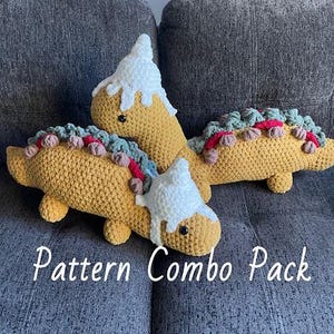 Puede incluir: Tres dinosaurios de peluche tejidos a crochet en forma de taco. Los dinosaurios son amarillos con detalles blancos y verdes. Los dinosaurios están sentados en un sofá gris. El texto "Pattern Combo Pack" es visible en la imagen.
