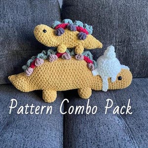 Puede incluir: Paquete combinado de patrones de crochet para dos peluches de dinosaurios. El dinosaurio más grande es amarillo con cabeza blanca y crema. El dinosaurio más pequeño es amarillo con detalles rojos y morados. El texto "Pattern Combo Pack" es visible en la imagen.