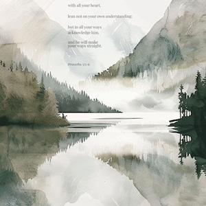 Könnte beinhalten: Aquarell-Kunstdruck mit einer ruhigen See-Szene mit Bergen und Bäumen. Das Kunstwerk enthält den Text "Trust in the Lord" und einen Bibelvers aus Sprüche 3:5-6. Die Farbpalette ist weich, mit gedämpften Grüntönen, Grautönen und Weiß.