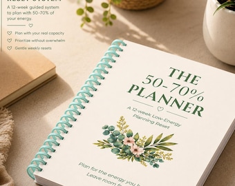 Puede incluir: Una agenda de espiral con cubierta color crema que muestra el texto THE 50-70% PLANNER, A 12-week Low-Energy Planning Reset, y Plan for the energy you have. Leave room for life. Incluye una ilustración floral y una espiral azul claro.