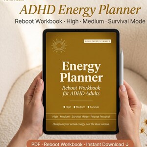 Puede incluir: Una tableta digital que muestra un cuaderno de trabajo "ADHD Energy Planner". La portada es de color amarillo mostaza con texto blanco, incluyendo "Energy Planner" y "Reboot Workbook for ADHD Adults". La tableta est&aacute; sujeta por manos, con un l&aacute;piz &oacute;ptico visible. El texto incluye "High, Medium, Survival Mode."