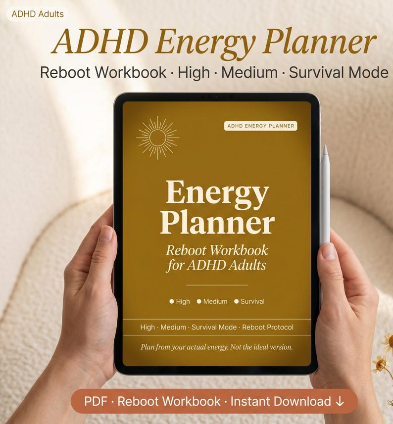 Puede incluir: Una tableta digital que muestra un cuaderno de trabajo "ADHD Energy Planner". La portada es de color amarillo mostaza con texto blanco, incluyendo "Energy Planner" y "Reboot Workbook for ADHD Adults". La tableta est&aacute; sujeta por manos, con un l&aacute;piz &oacute;ptico visible. El texto incluye "High, Medium, Survival Mode."