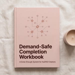 Può includere: Un quaderno di esercizi con copertina rigida rosa chiaro intitolato Demand-Safe Completion Workbook: A Done-Enough System for AuDHD Creators. La copertina presenta un carattere sans-serif marrone scuro e un grafico centrale di linee, cerchi e segni di spunta.